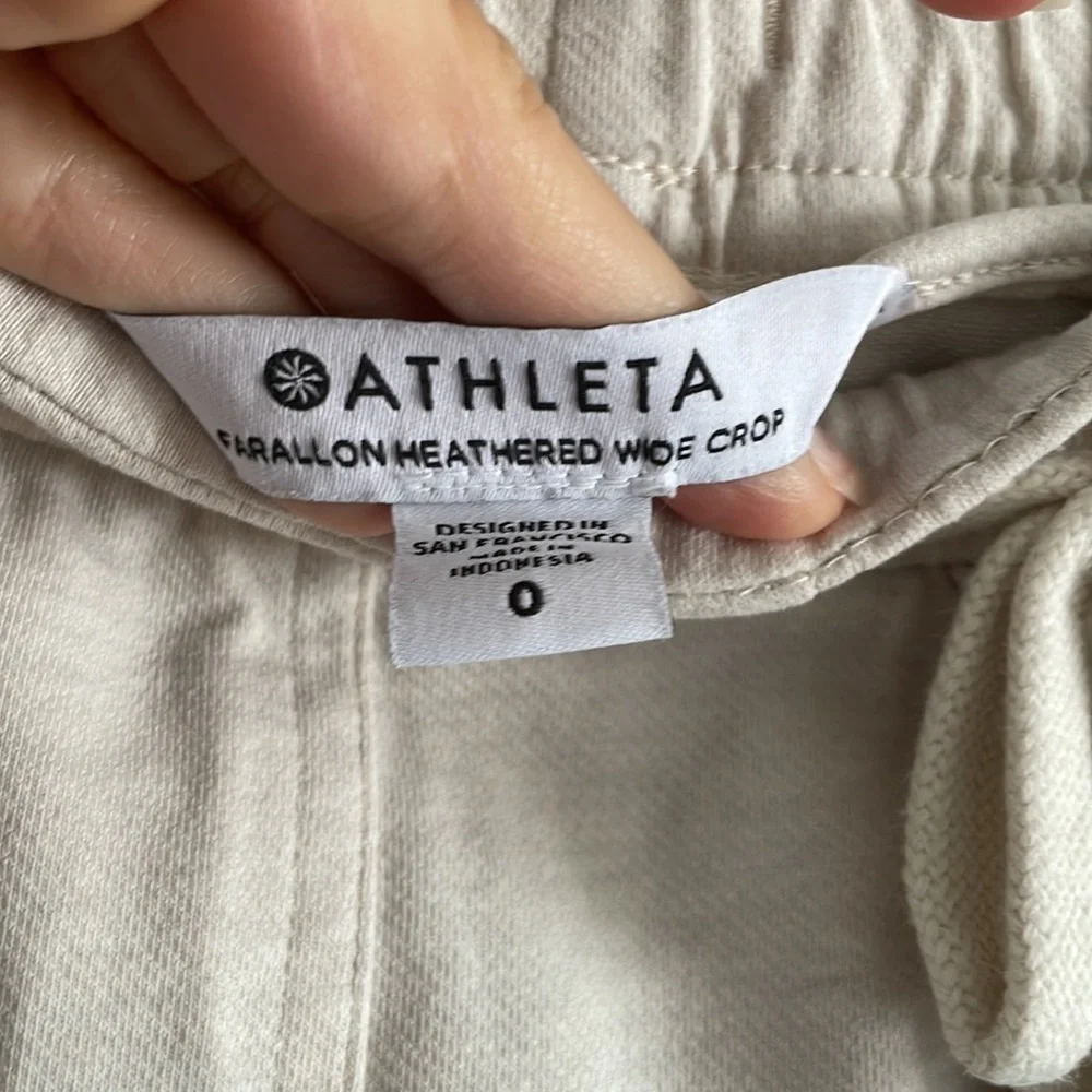 Athleta Farallon wide crop. Size 0. Heathered oatmeal is color. Pockets galore! - Picture 3 of 5